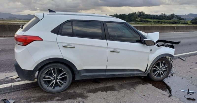 Acidente envolvendo um Hyundai/Creta e uma carreta Mercedes-Benz deixa motorista com graves lesões