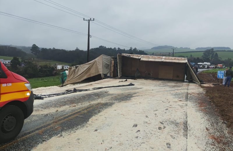 Mulher é atingida por carreta que tombou e interditou rodovia no Oeste de SC