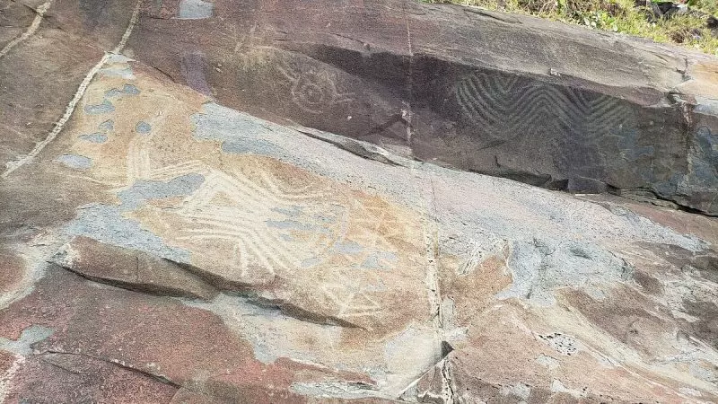 Foto de uma rocha grande onde estão alguns desenhos geométricos feitos por povos do sambaqui, que viveram na região de Florianópolis há milhares de anos. 