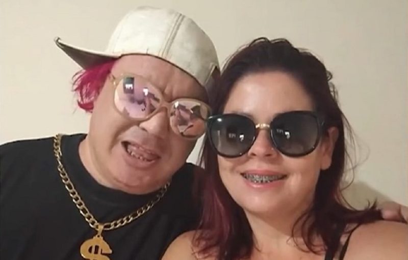 Apresentador Nando Soares e sua esposa cláudia aparecem juntos rindo em foto