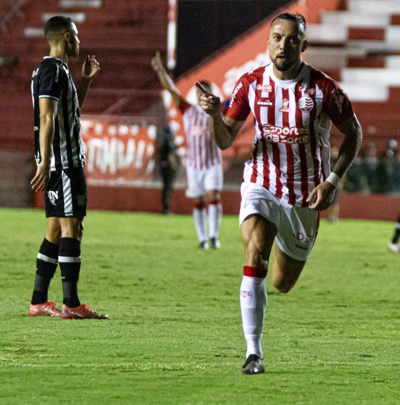 Figueirense foi goleado pela equipe do Náutico e teve direito a lei do ex com Paulo Sérgio