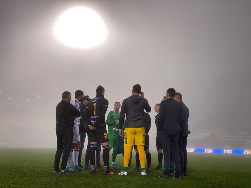 Jogadores e arbitragem conversam e jogo tem horário adiado por conta da neblina na Arena Condá