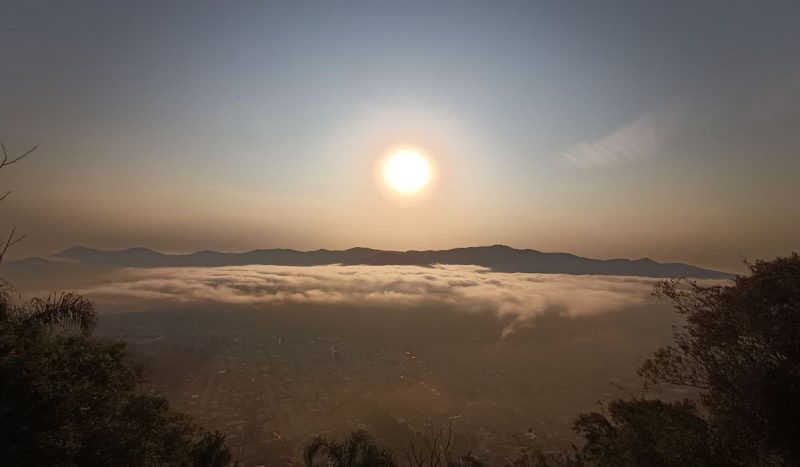 Nevoeiro baixo e sol forte visto do Morro da Cruz, em Florianópolis