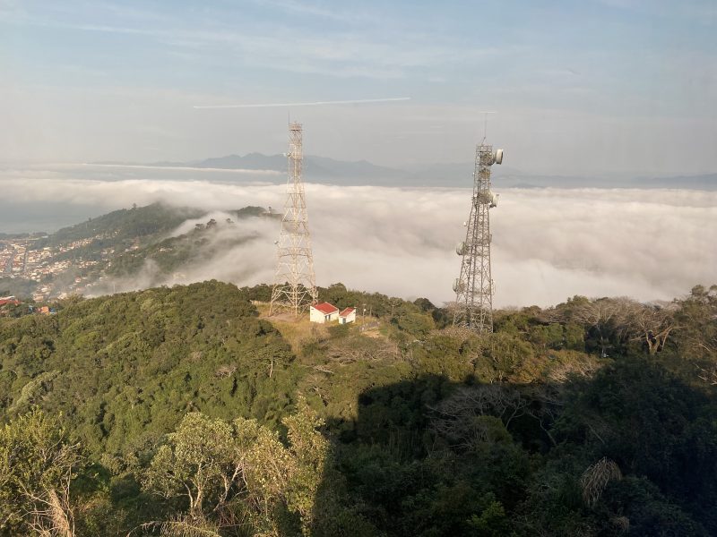 Nevoeiros se dissipam e dão espaço ao sol ao longo do dia