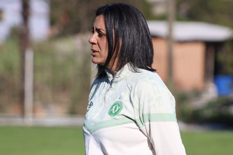 Nívia é a primeira treinadora mulher a comandar o Sub-20 da chapecoense 