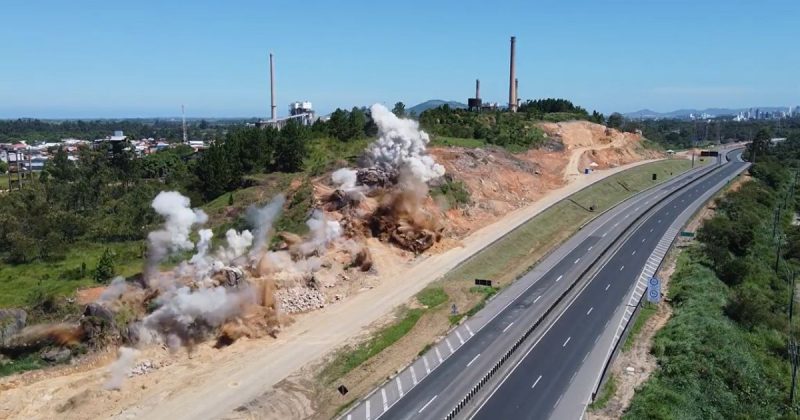 Segundo a CCR ViaCosteira, o cronograma de detonações de rochas pode ser alterado devido às condições climáticas