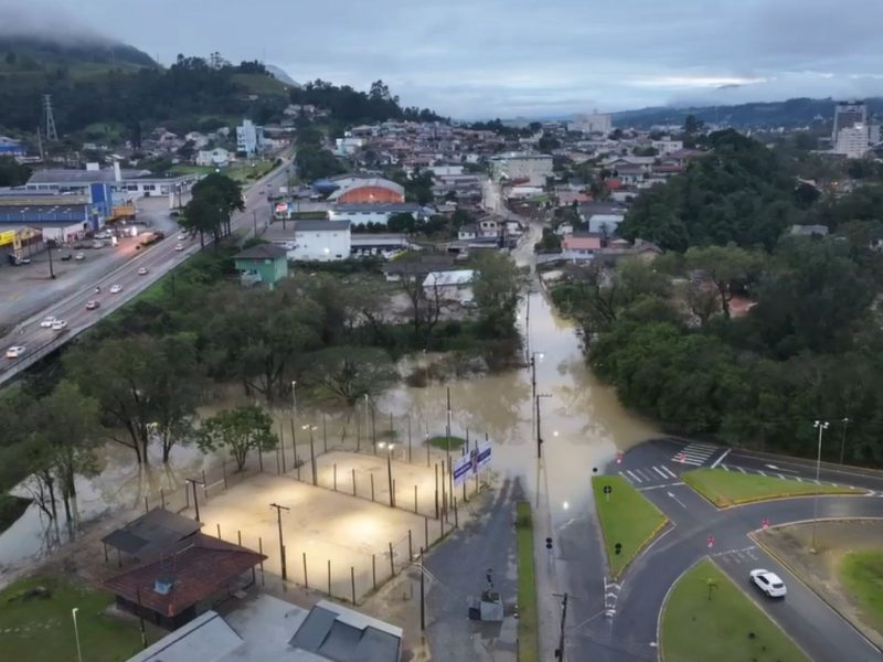 Cidade de Rio do Sul em estado de enchente