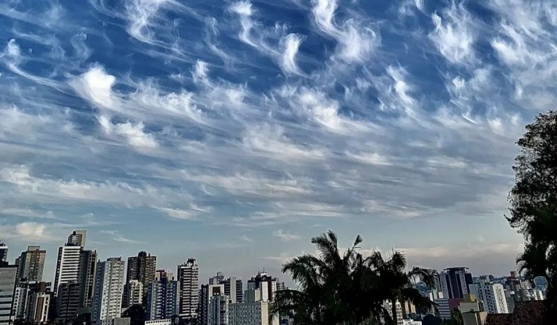 Surgimento de 'nuvens rabo de galo' indicam que chuva em SC está próxima de chegar