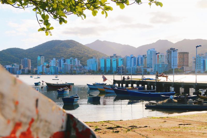 Foto de praia da cidade ilustra matéria sobre quanto custa comer em Itapema 