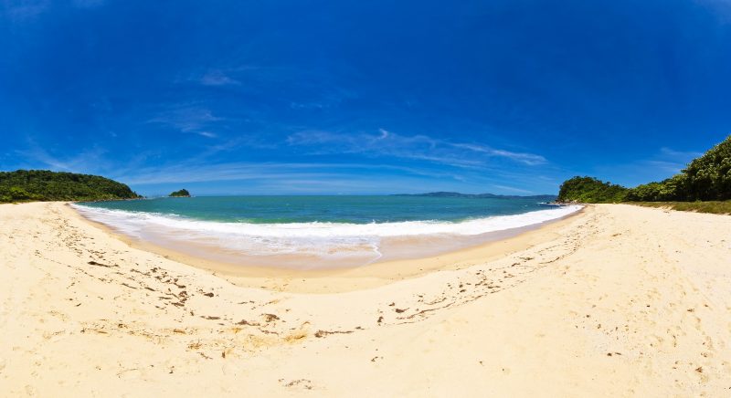 Praia com ondas do mar