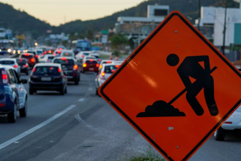 Trânsito lento em rodovia em virtude de obras