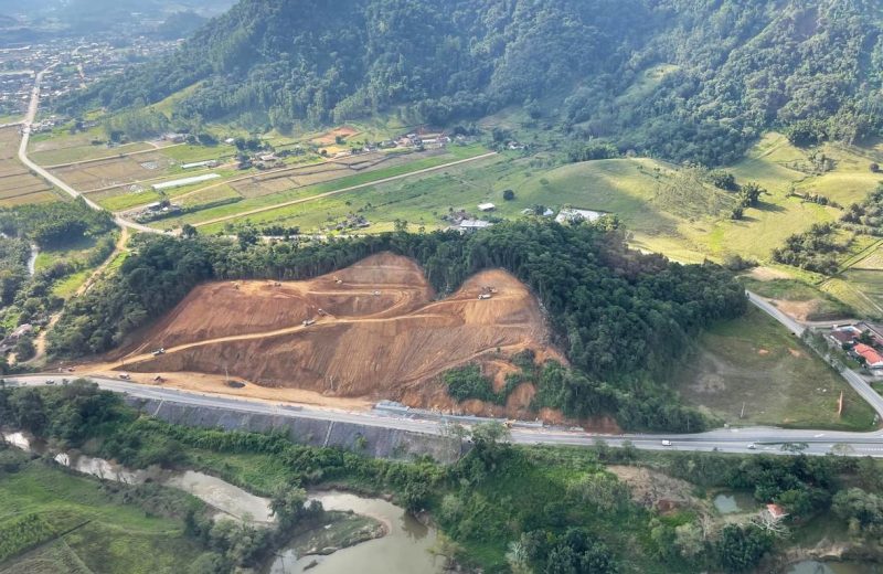 Foto de trecho da BR-470 recuperado após obras de serviço