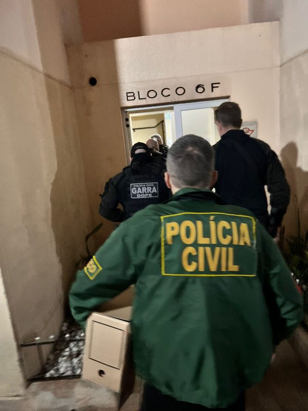 Policiais e agentes durante operação do gaeco em SC