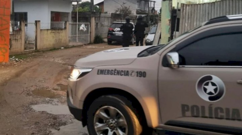 Ação conjunta de policiais prendeu cinco suspeitos de roubos violentos na Grande Florianópolis, incluindo um menor de idade - Foto: Divulgação/PMSC