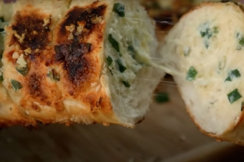 P&atilde;o de alho extremamente cremoso e crocante para seu almo&ccedil;o de domingo – Foto: Divulga&ccedil;&atilde;o/ND