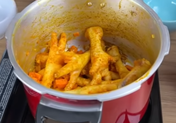 Receita com pé de galinha que é rica em colágeno