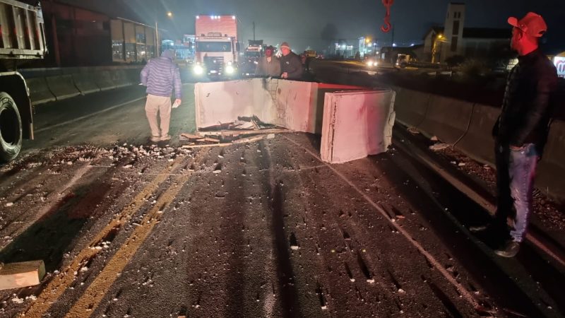 Peça de concreto se desprendeu de um caminhão e caiu na pista da BR-470