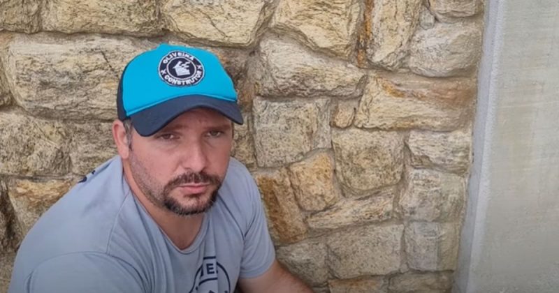 Pedreiro ensinando a fazer textura de pedra madeira 