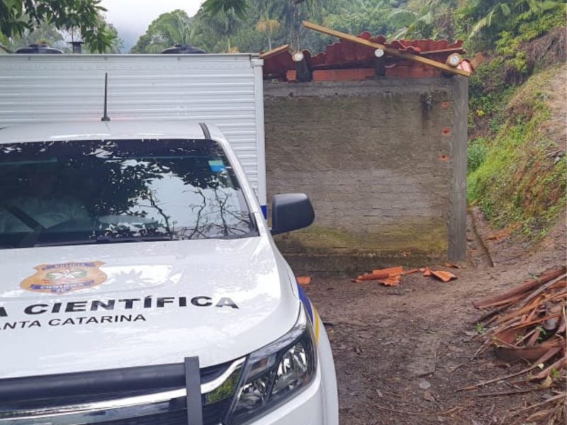 Trabalhador estava em cima do telhado quando a estrutura desabou 