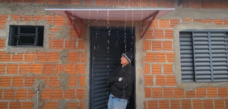 Pedreiro dá show com toldo inteligente e tira onda com a chuva
