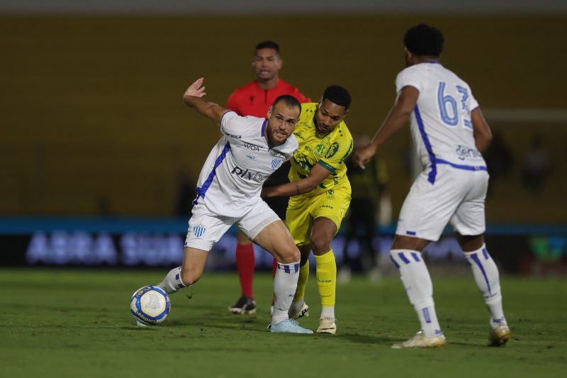 Pedro Castro em dividida de bola com Fernandinho no empate do Avaí com o Mirassol