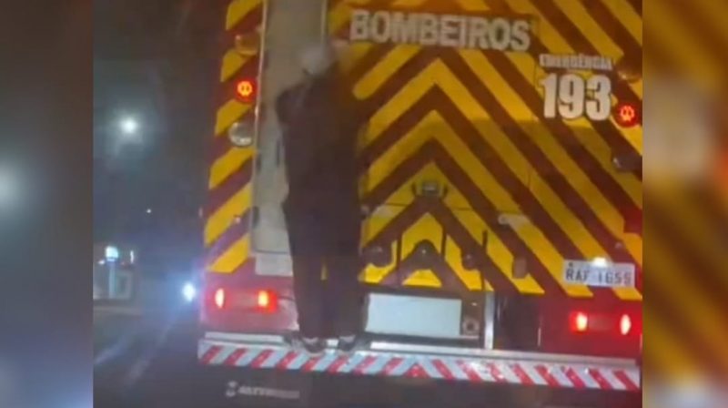 Vídeo mostra quando homem 'pega carona' na viatura dos Bombeiros em Chapecó.