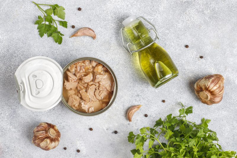 Foto de atum na mesa, uma das opções de pescados em lata