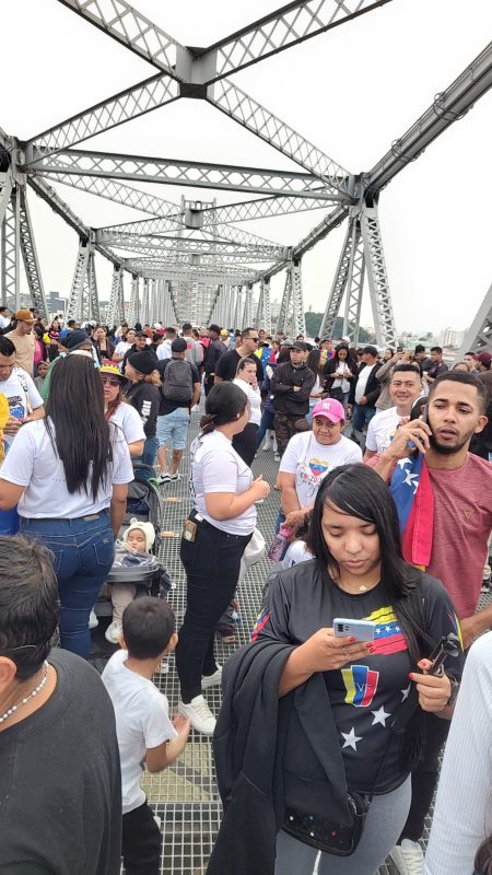 Imigrantes venezuelanos se reuniram na Ponte Hercílio Luz, em Florianópolis