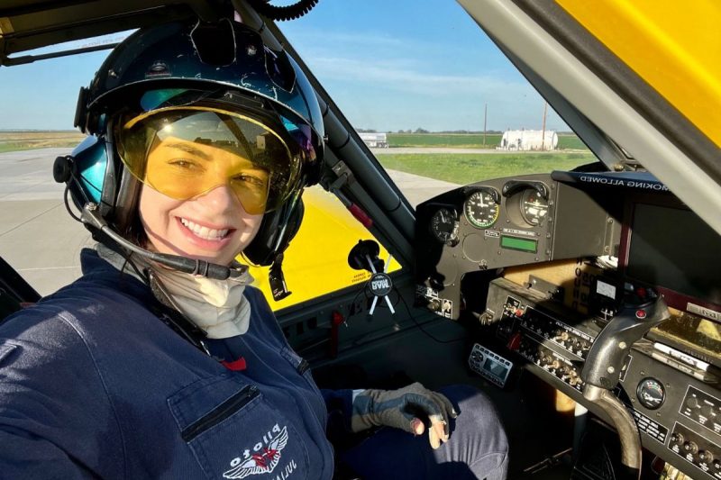 Piloto brasileira Juliana Turchetti a bordo de uma aeronave