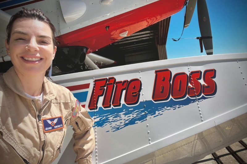 A piloto brasileira ao lado do avião modelo Fire Boss usado no combate a queimadas