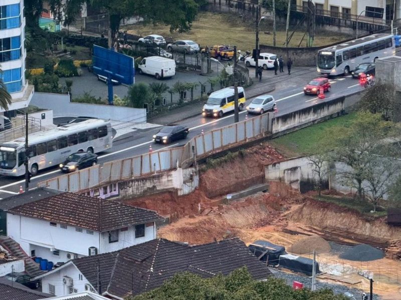 Calçada e pista de rua movimentada em Blumenau cedeu 