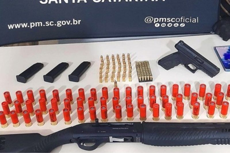 O suspeito tinha registro das armas, segundo a polícia.