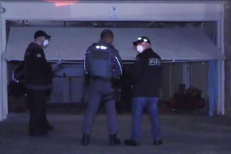 Garagem da mansão onde o idoso foi encontrado amarrado e morto em um tapete