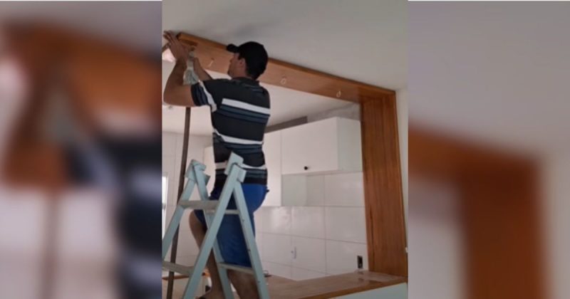 Pedreiro instalando o pórtico 