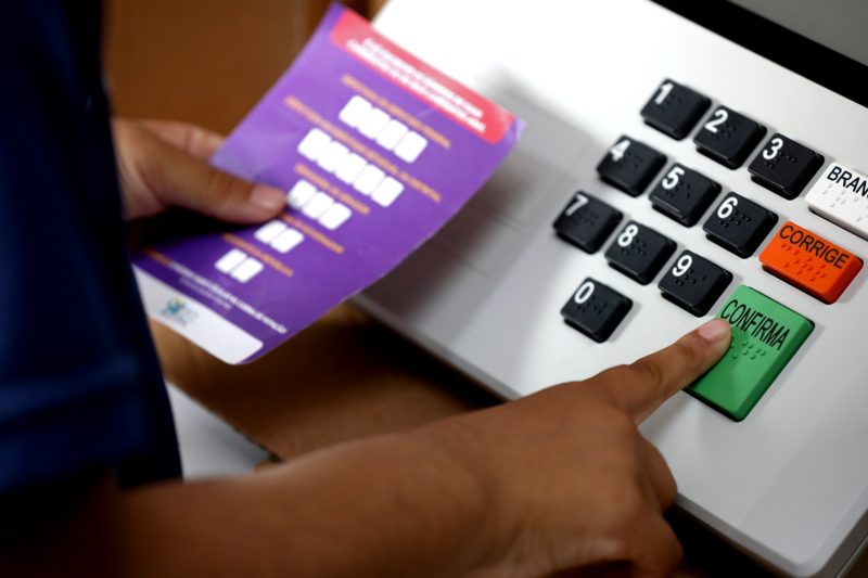 Pré-candidatos de SC terão nomes confirmados nas convenções; imagem de urna eletrônica