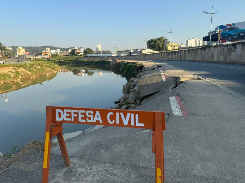 Avenida Governador Luiz Henrique da Silveira foi danificada devido às enchentes