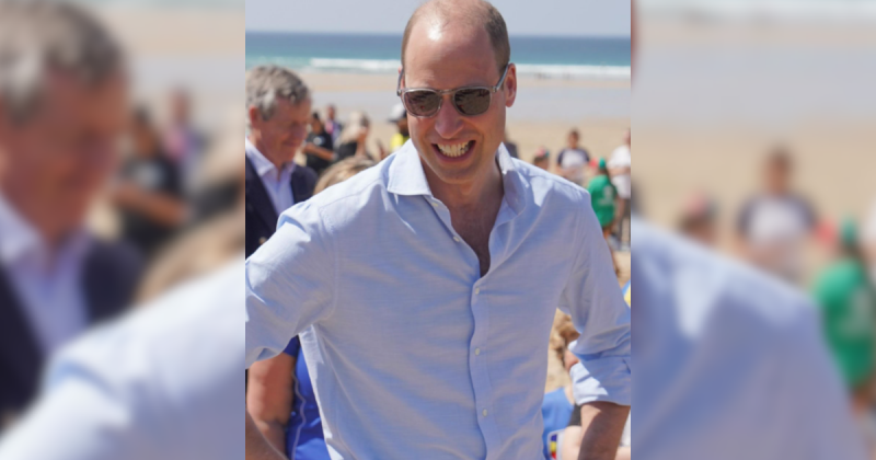 O príncipe William de óculos em foto na praia