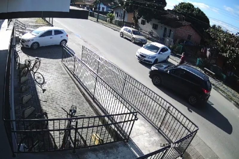 Homem foi preso após destruir carro da ex-mulher