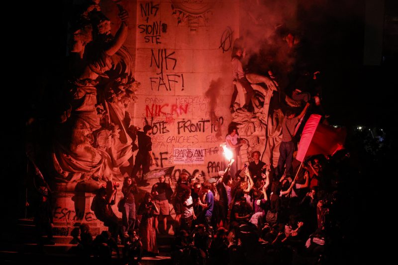 Manifestantes protestam em Paris contra a extrema direita, após o anúncio dos resultados do primeiro turno das eleições parlamentares, em 30 de junho de 2024 – Foto: Geoffroy VAN DER HASSELT/AFP/ND