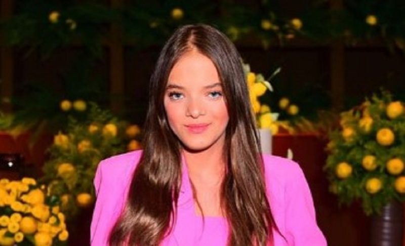 na foto aparece Rafa Justus em um look rosa durante um evento