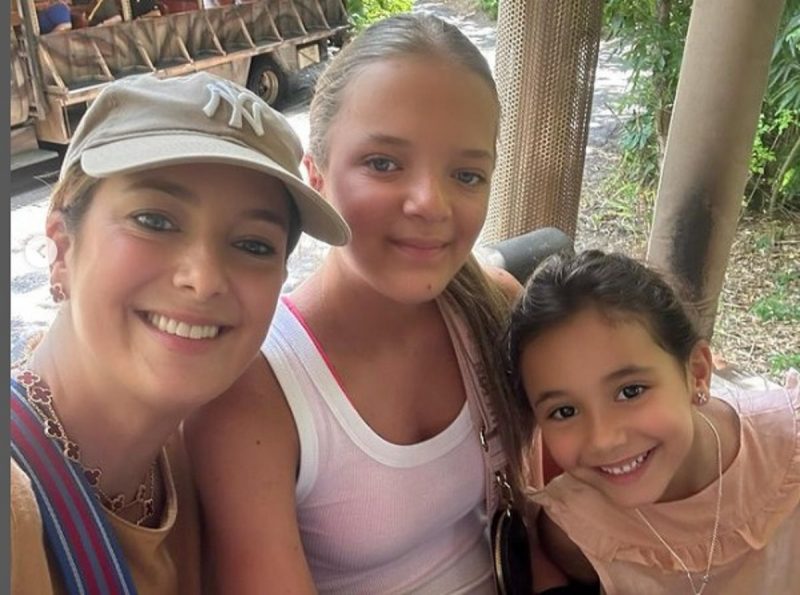 na imagem aparecem Ticiane Pinheiro, Rafa Justus e Manu em visita ao Animal Kingdom