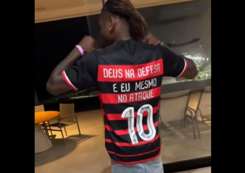 Rafael Leão, do Milan, de férias com a camisa do Flamengo