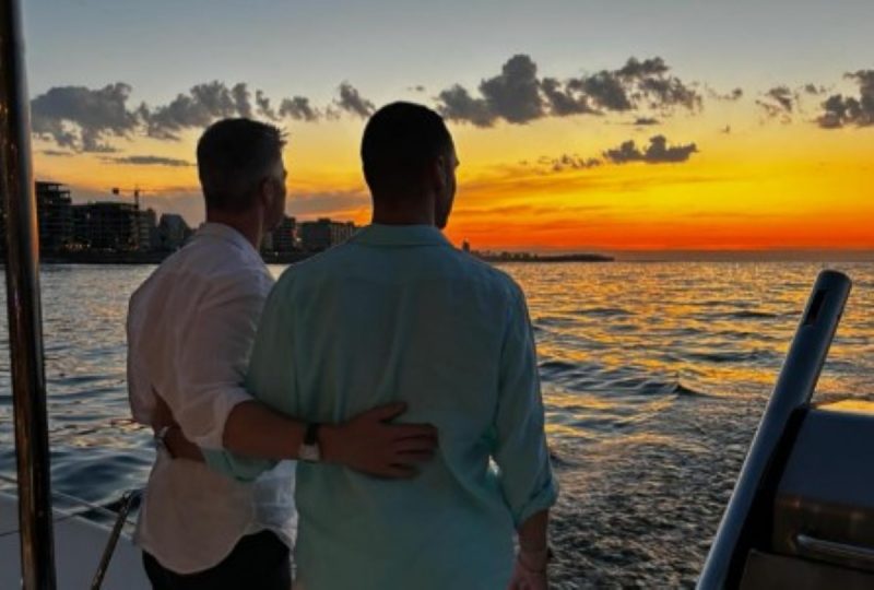 Ralf Schumacher aparece abraçado com Étienne seu namorado curtindo pôr do sol