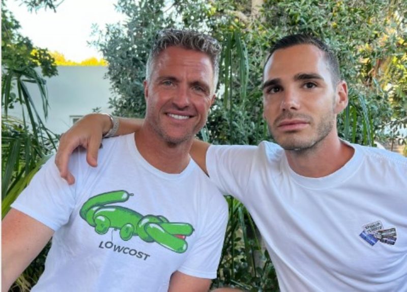 na imagem aparecem o ex-piloto Ralf Schumacher e seu novo namorado Étienne que estão juntos há dois anos