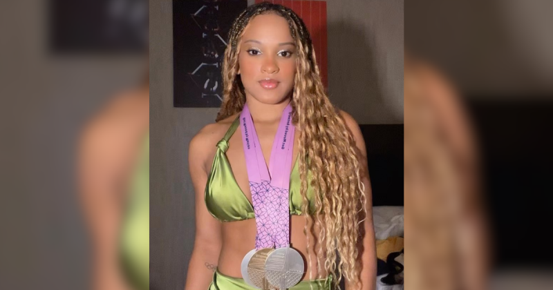 Ginasta Rebeca Andrade com medalhas no peito