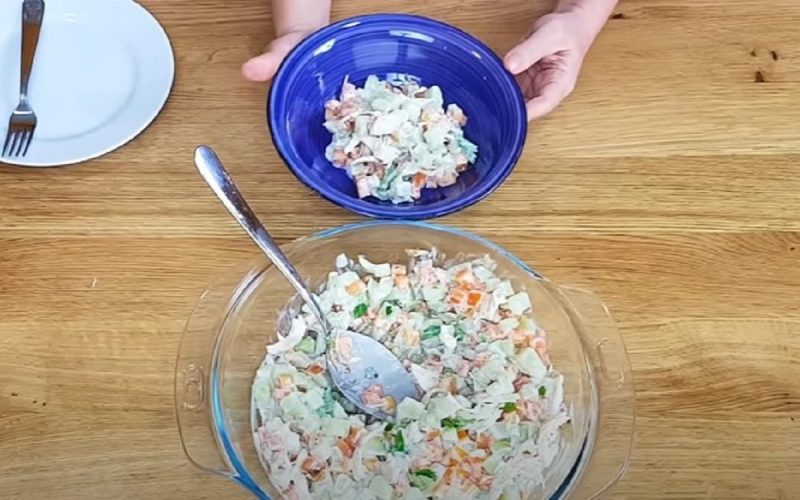 Salada de frango sobre mesa