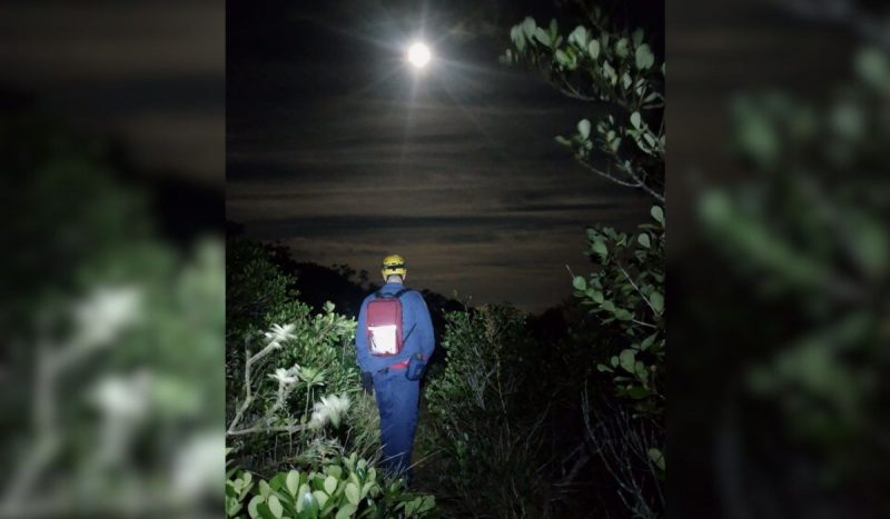 Jovens se perdem durante trilha e são resgatados pelo Corpo de Bombeiros, em praia de Florianópolis