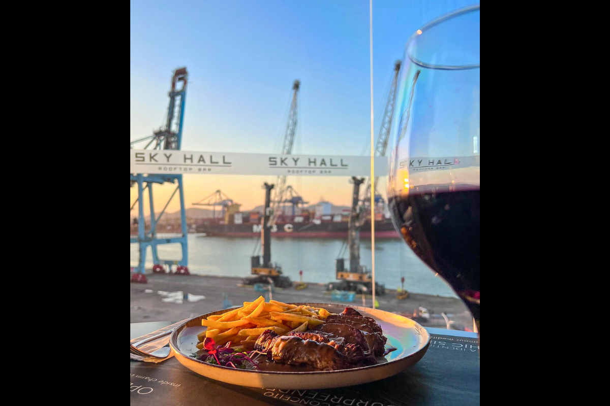 Prato de Entrecôte servido na área do restaurante com vista panorâmica para o porto de Itajaí - Sky Hall Rooftop Bar/TripAdvisor