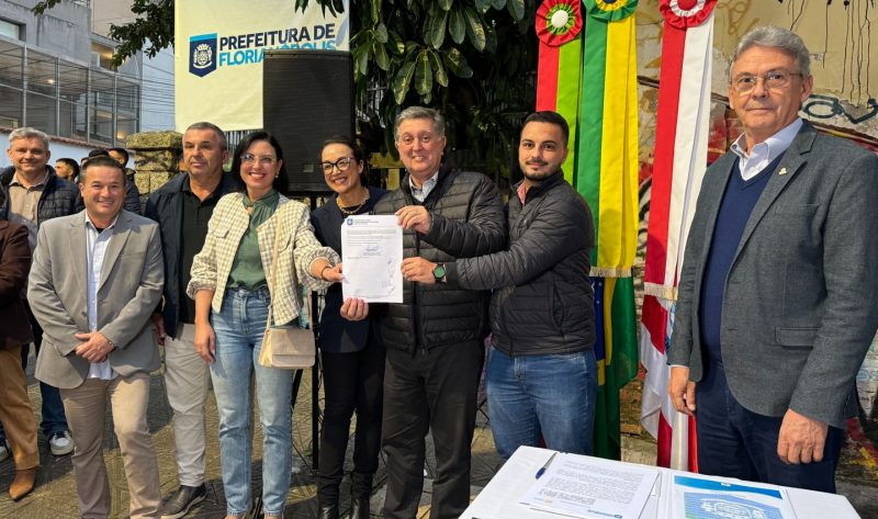 Os vereadores Diácono Ricardo, João Luiz, Maryanne Mattos, Manu Vieira e Victor Dias (representando o vereador Gabrielzinho) celebram a sanção da Lei do Retrofit junto com o prefeito Topázio Neto; presidente da Celesc, Tarcísio Rosa (à dir.) também assinou acordo - Foto: Divulgação/PMF