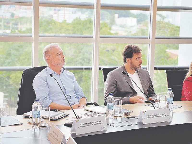 Rinaldo Araújo (esq.), vice-presidente da Facisc no Vale do Itajaí, posicionou a entididade contra o aumento das taxas dos cartórios em SC - Foto: Reprodução